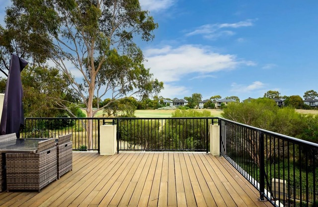 Vibrant Townhouse Retreat Balcony Bliss Awaits