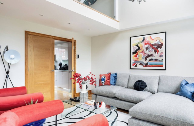 Vibrant Urban Escape, Family Friendly - Sleeps 8!