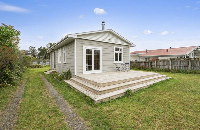 Vibrant Villa - Featherston Holiday Home