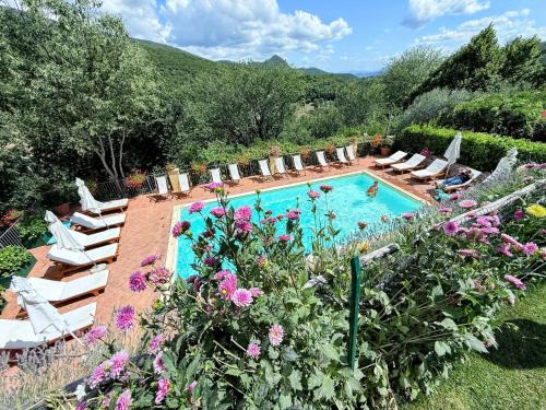 Vicolo - sleeps 5 with air con, wifi, balcony for dining and pool