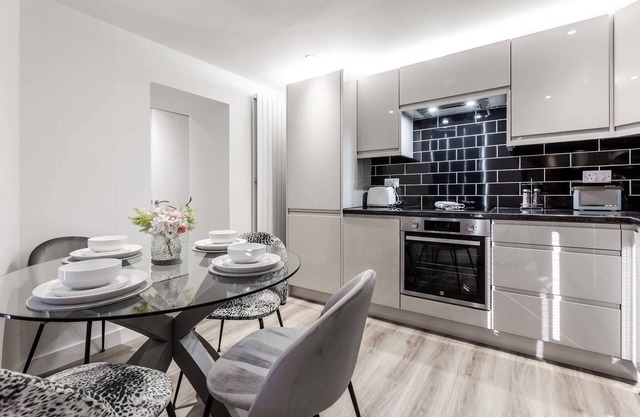 Victoria Apt | 2 bedroom Parking Wi-Fi | Cozy Pads