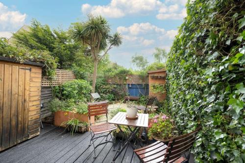 Victoria Park 2 Bedroom House w/Garden & Parking