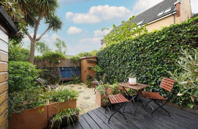 Victoria Park 2 Bedroom House w/ Garden & Parking