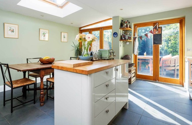 Encantadora casa familiar para 7 con jardín, a poca distancia del tubo (Veeve)