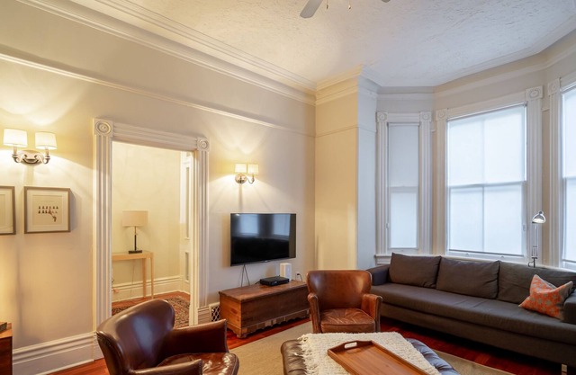 Victorian Charm Meets Modern Luxury 4-Bedroom Trinity Bellwoods Haven Awaits!