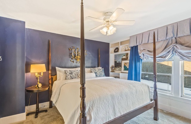 Victorian gem near downtown with private hot tub, grill & enclosed backyard