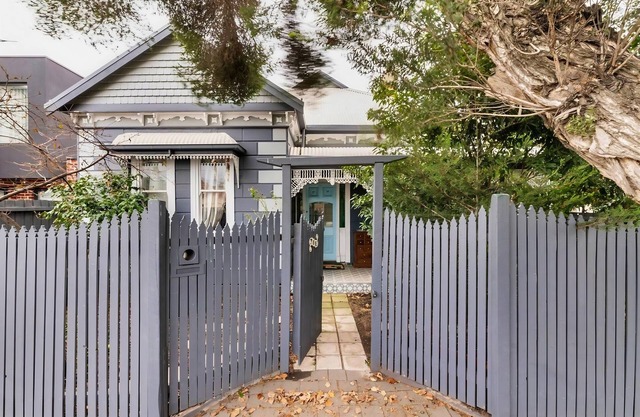 Victorian Ground FL Apartment, Pool, Sauna & BBall