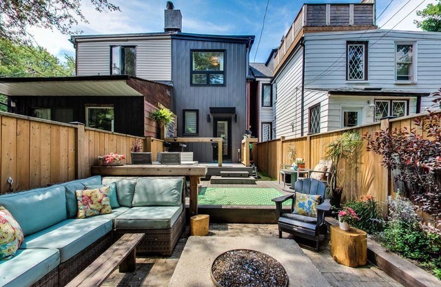 Victorian home on quiet dead end street, walk to parks and shops/restaurants