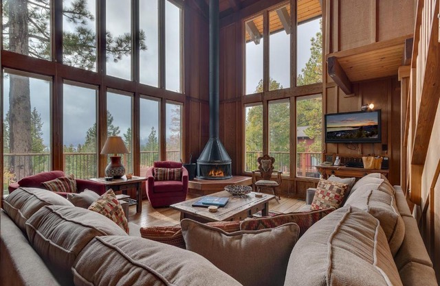 View at Dollar Point - Beautiful Lake Views with Sunny Deck, Quiet Neighborhood, Near Skiing