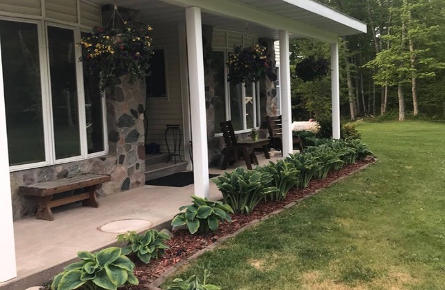 ¡Vista de Majestic Keweenaw Bay, sauna, jacuzzi, piscina y más!