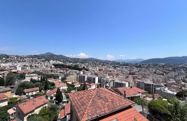 Set on a quiet hillside, you're just a few steps from the center of Nice!