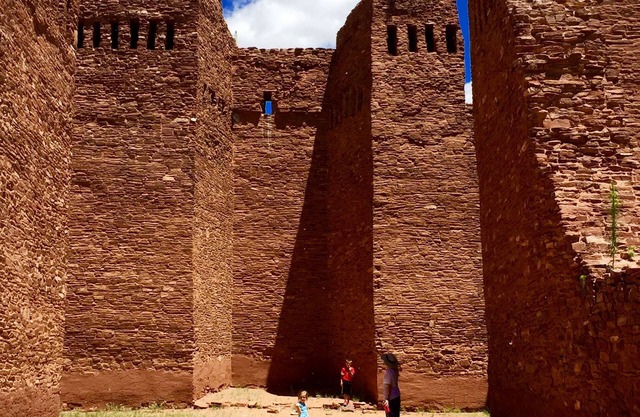 Vea las montañas Manzano y visite el Monumento Nacional Misiones Salinas Pueblo