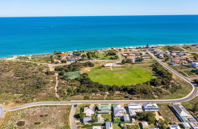 Salt Life has amazing views over the Indian Ocean and great amenities to enjoy.