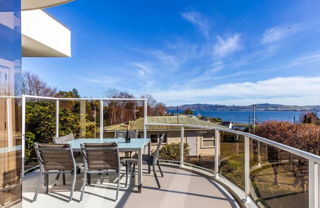 Views from Hawai - Large home with Wi-Fi