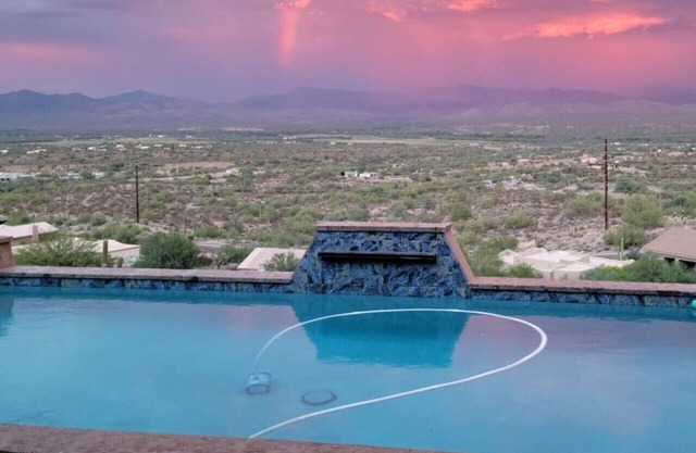 Views/Modern/Pool/Spa/Sleeps 4
