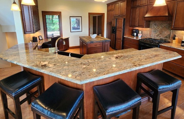 Views of Lake Michigan-sleeps 6-Birchwood Farms Golf & CC!