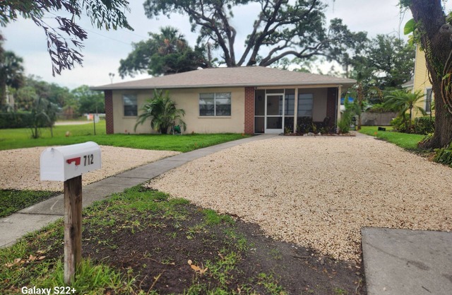 Views of the Manatee. Close to dining and Downtown Bradenton.