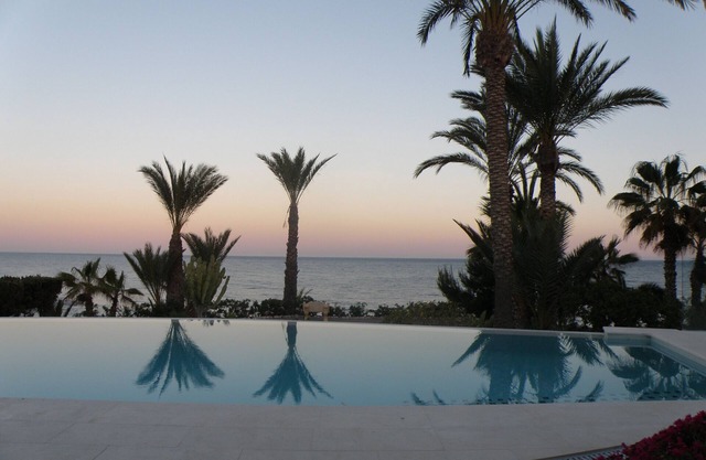 Lujosa villa en el paseo marítimo con piscina privada y jardín.