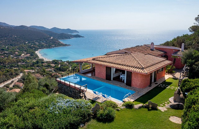 Villa Corallia: Exclusiva villa con piscina y vistas sobre la bahía