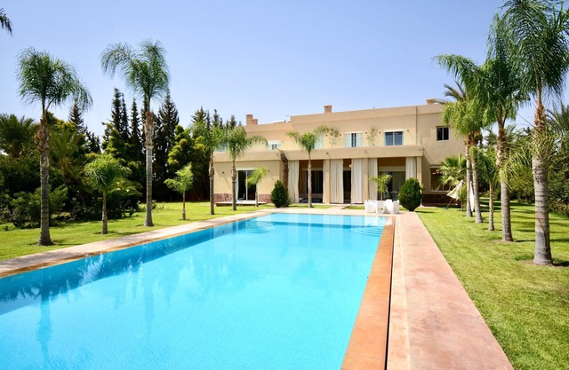 Vila 1400m2. Terrain 1 ha. 7 suites avec SDB, cheminée et dressing. Piscine.