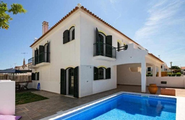 Vila com piscina e jardim privado