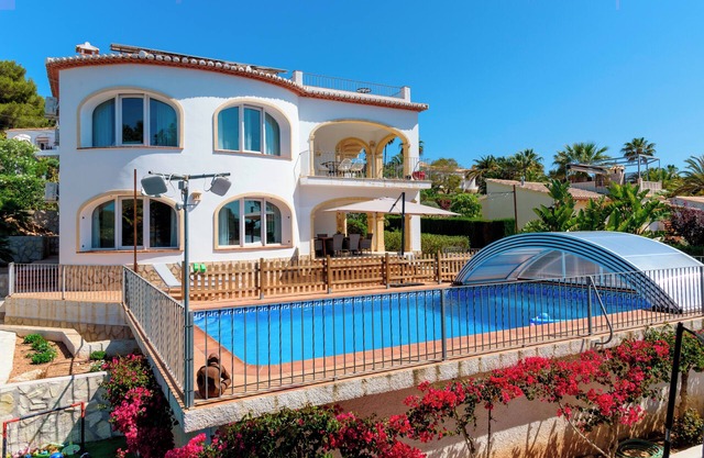 Vila Vera - Spacious South-Facing 4-Bedroom Villa with a Seaview
