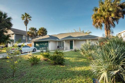 Vilano Vacation - Entire House! Walk to Beach! 4 miles to Downtown Historic St Augustine! Dog Friendly