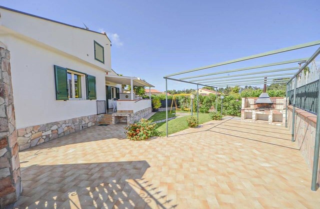 Villa con piscina y jardín privado
