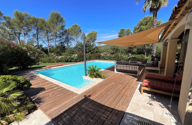 Villa à 25 Minutes de la mer Avec Piscine Dans un Grand Jardin Arboré
