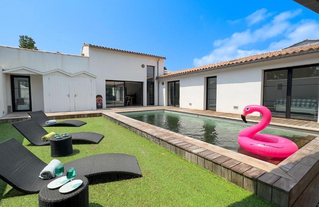 Villa à la décoration moderne avec piscine proche plage