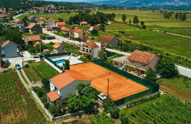 VILLA ĐIKANO, Runovići