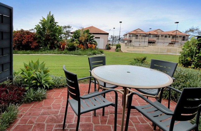 Villa 16- Charming self-contained unit with Spa located on famous Coral Cove Golf Course