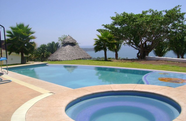 Villa # 2, piscina privada, Limoncito Hills, capacidad para 8 personas, playa privada aislada