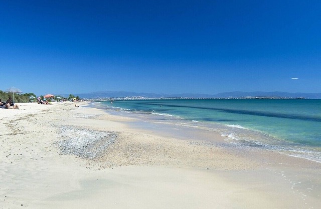 Maravillosa casa de madera restaurada por el mar con jardín privado
