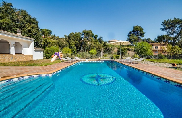 Villa 20 pax con gran piscina privada, jardín y bbq. Cocina y comedor al aire libre. 10 dormitorios. Wifi gratis. Vivalidays Villa Genis.