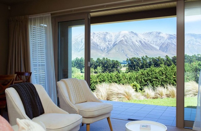 Villa 206 - Front Row Golf Views, Terrace Downs