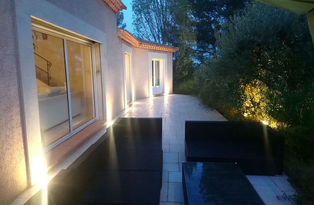 Villa de 250 m2 en 4000 m2 de bosque de pinos Spa 6 lugares, piscina