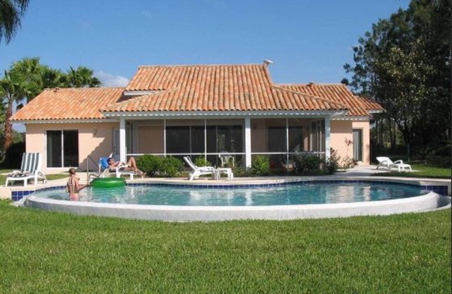 Villa de 4 dormitorios 200 M2, frente al lago, esquí acuático, golf, tenis, cerca de parques.