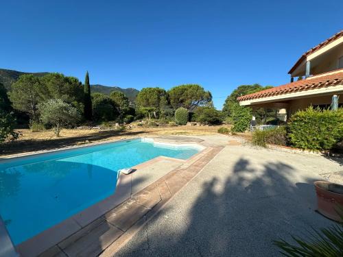 Villa 4 Faces à Laroque-des-Albères avec Piscine et Terrasse - FR-1-732-67