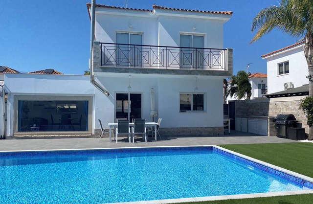 Villa 400 Meters Walk To The Beach, Sleep 6, 3 Bedrooms, 5 beds