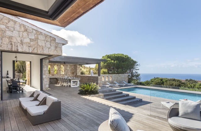 Villa 400m² sea view / heated swimming pool