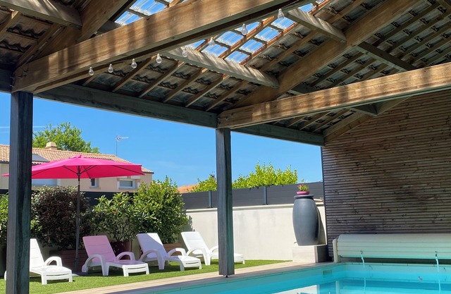 Villa a 400 metros de la playa para 8 con piscina cubierta en la Fontaine aux Bretons