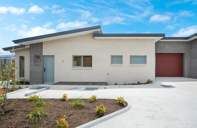 Villa 6 New Modern Walk to shops 10min Airport/CBD