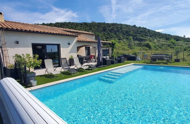 Villa 6 p., swimming pool, south facing. Large living room with fitted kitchen, 3 bedrooms.