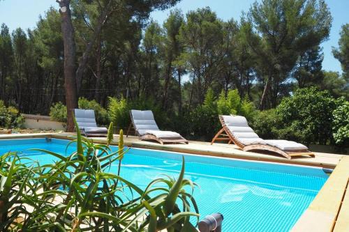 VILLA 6 PERSONNES/PISCINE/CAMPAGNE/TERRAIN DE PETANQUE/15 km BANDOL