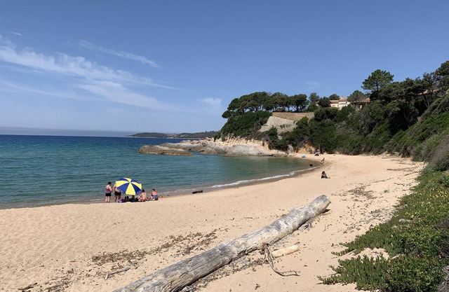 Casa a 7 minutos a pie de 3 playas y tiendas, con vistas al mar.