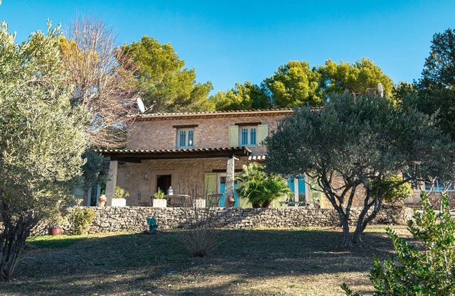 Villa 8-10 persons with swimming pool and tennis court Tourtour