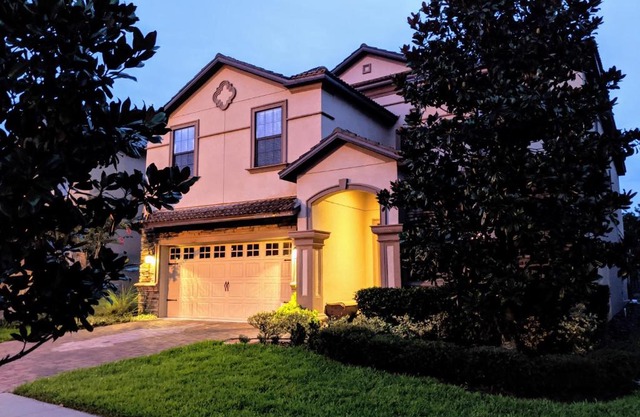 Villa 9BR Luxury near DISNEY with Pool, Spa, Free Parking, WiFi, Waterpark