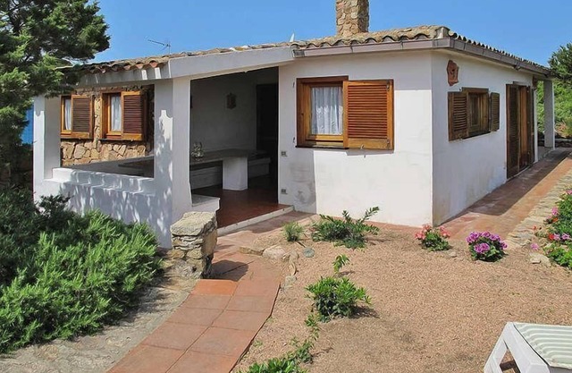 Villa a pocos pasos del mar, rodeado por un jardín con árboles, plantas y flores
