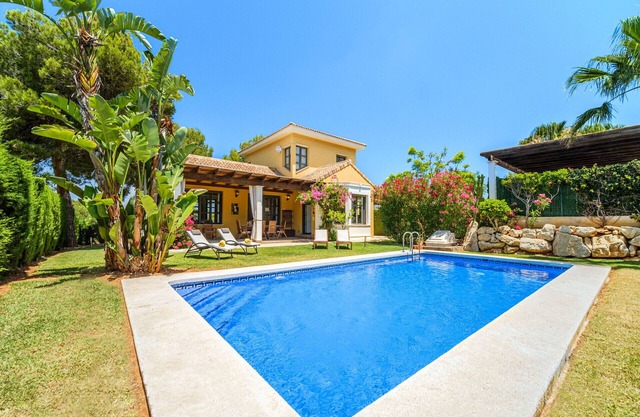Villa Abaesko, con Jardín y Piscina Privada
